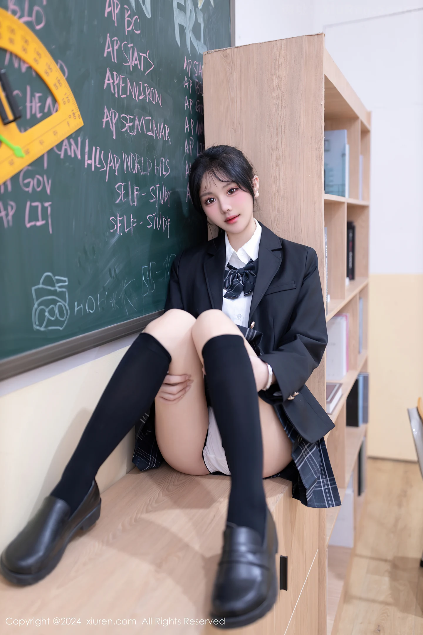 图片[4]-[XiuRen秀人网]VOL.8058 模特幼幼调教主题性感学生制服配黑丝袜秀完美身材迷人诱惑写真80P-秀人网官方网站